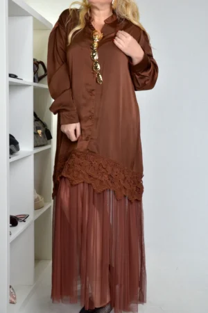 Braon plus-size elegantna haljina od satena sa čipkom i tilom, oversize kroj.