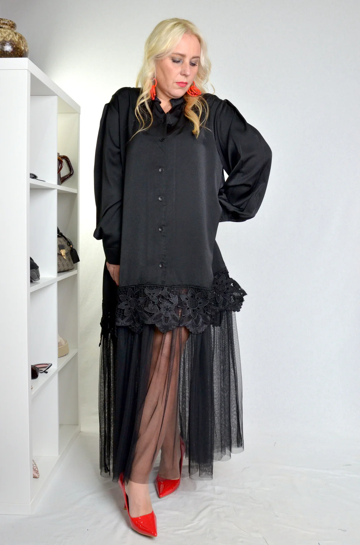 Crna plus-size elegantna haljina od satena sa čipkom i tilom, oversize kroj.