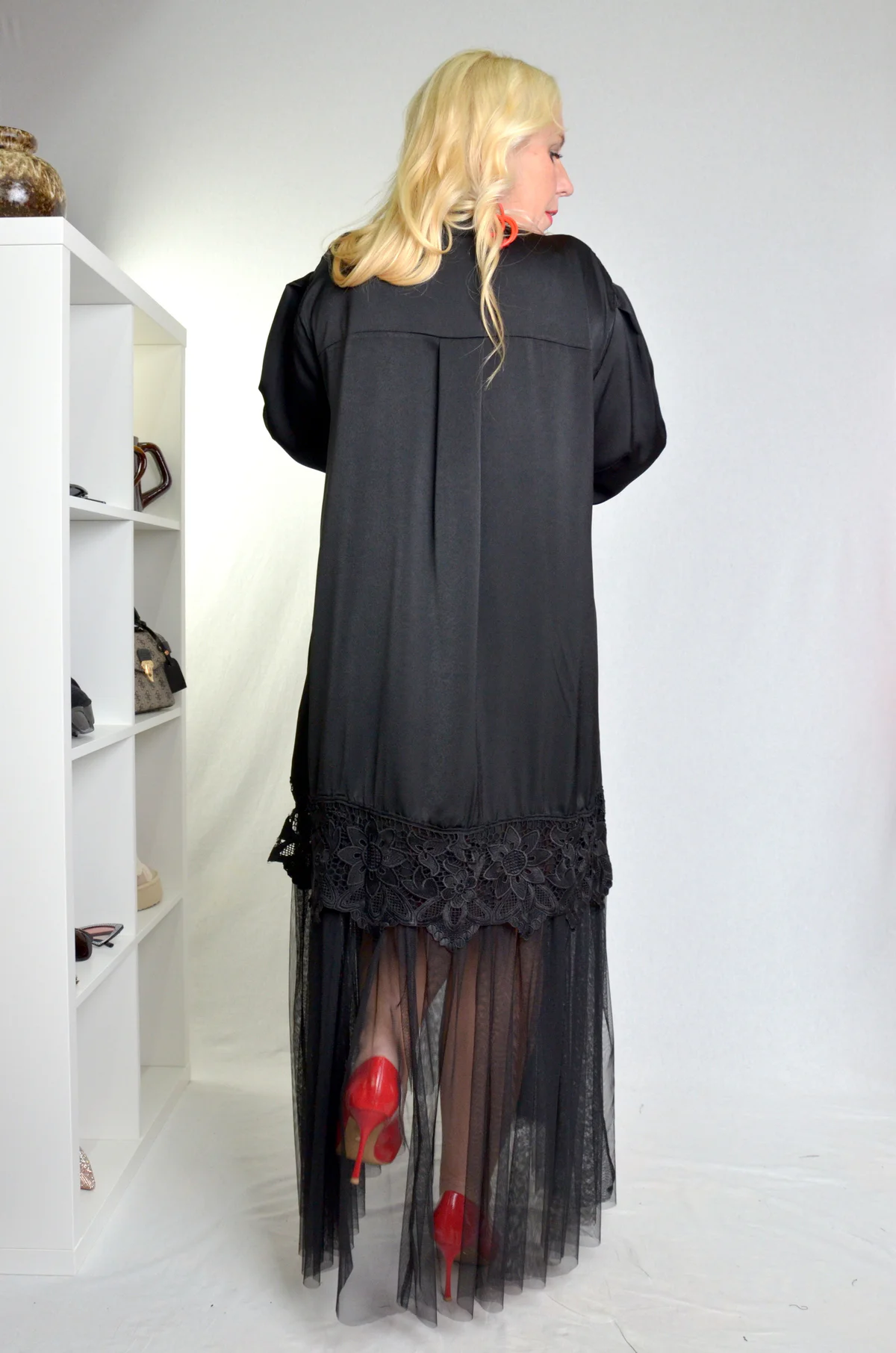 Crna plus-size elegantna haljina od satena sa čipkom i tilom, oversize kroj.