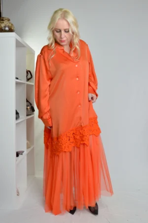 Narandžasta plus-size elegantna haljina od satena sa čipkom i tilom, oversize kroj.