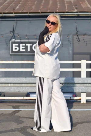 Beli elegantno-sportski plus-size komplet sa sakoom kratkih rukava i širokim pantalonama.