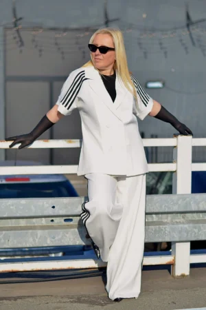 Beli elegantno-sportski plus-size komplet sa sakoom kratkih rukava i širokim pantalonama.