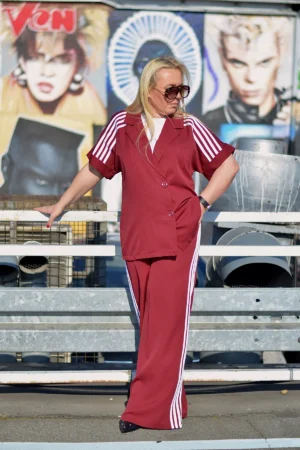 Bordo elegantno-sportski plus-size komplet sa sakoom kratkih rukava i širokim pantalonama.