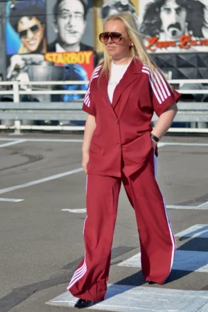 Bordo elegantno-sportski plus-size komplet sa sakoom kratkih rukava i širokim pantalonama.