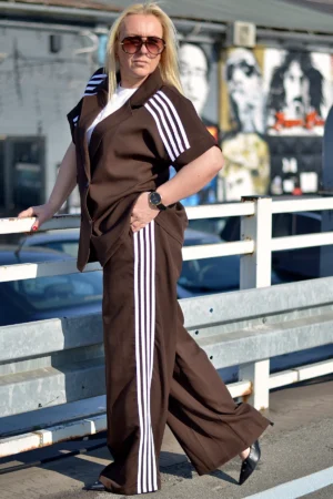 Braon elegantno-sportski plus-size komplet sa sakoom kratkih rukava i širokim pantalonama.
