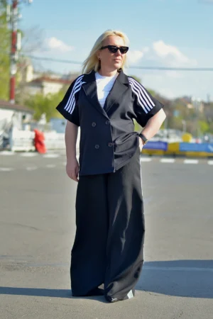 Crni elegantno-sportski plus-size komplet sa sakoom kratkih rukava i širokim pantalonama.