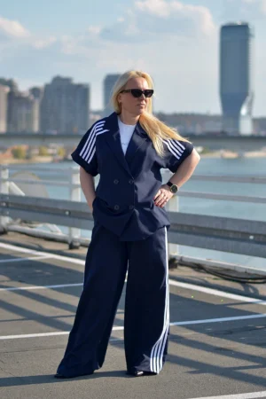 Teget elegantno-sportski plus-size komplet sa sakoom kratkih rukava i širokim pantalonama.