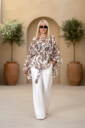 Bluza plus-size, bela, print dezen, lepršava.