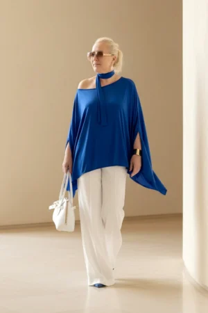 Bluza plus-size, plava, lepršava.
