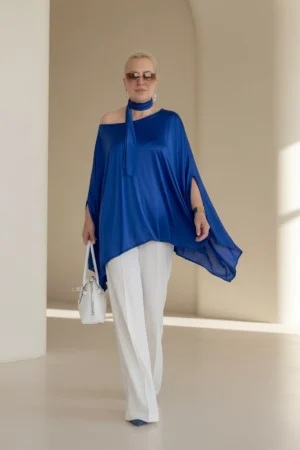 Bluza plus-size, plava, lepršava.