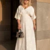 Haljina plus-size, bež sa vezom.