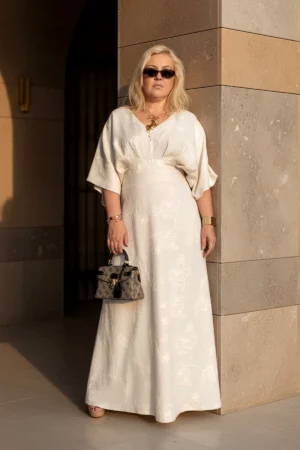 Haljina plus-size, bež sa vezom.