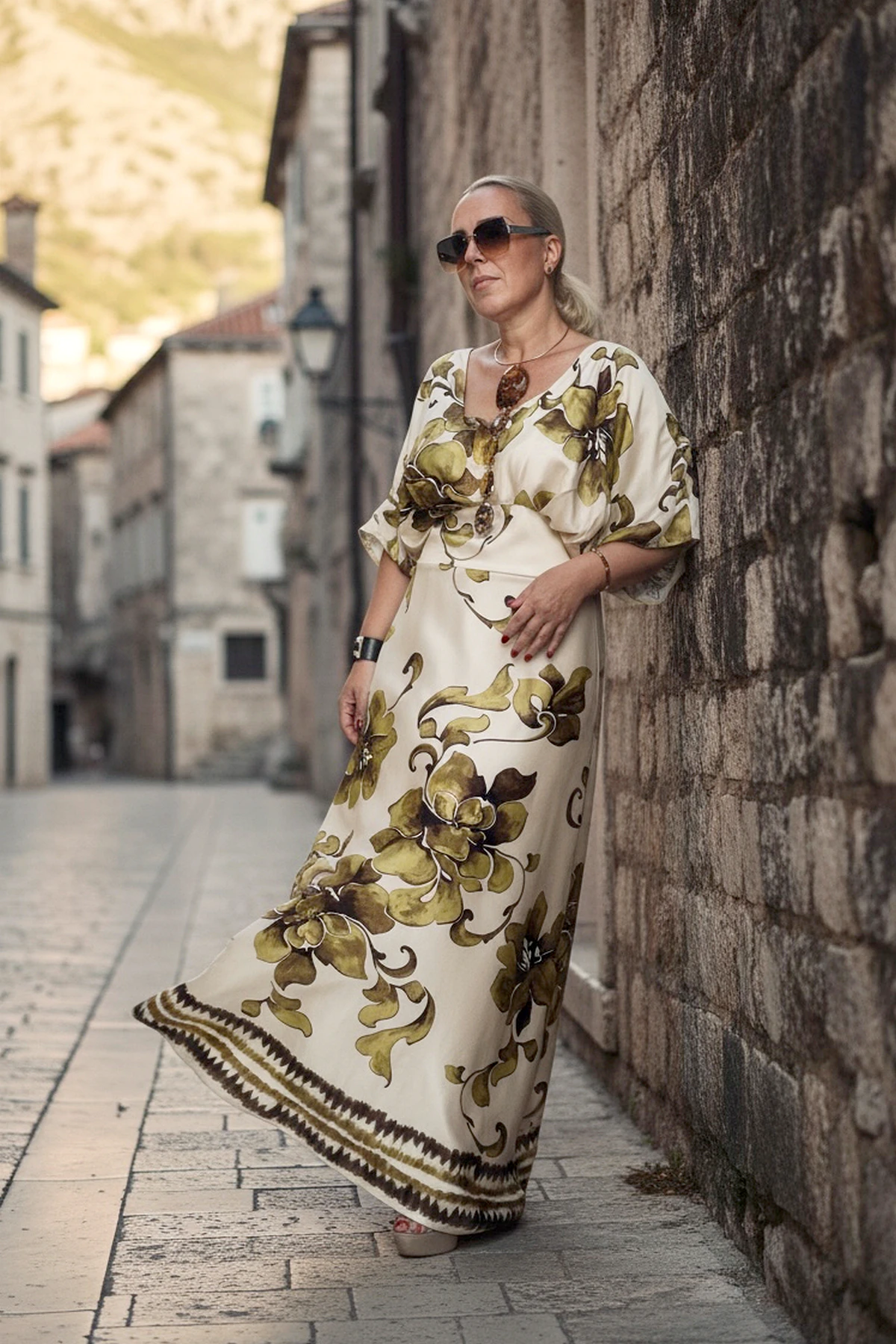 Haljina plus-size, cvetni print, lepršava.