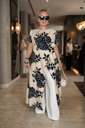 Plus-size tunika, duga, bež sa printom crnih cvetova.