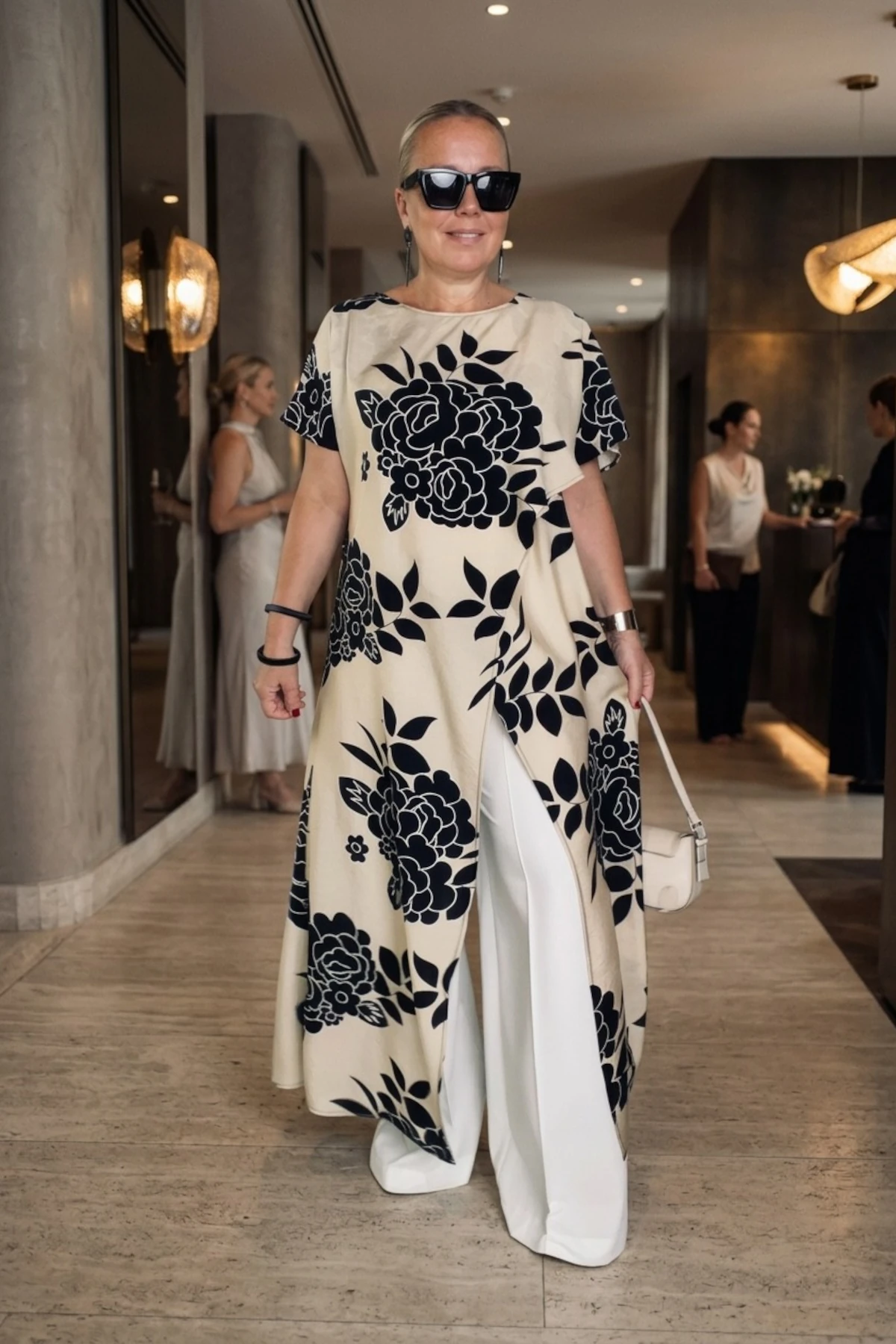 Plus-size tunika, duga, bež sa printom crnih cvetova.