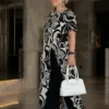 Plus-size tunika, duga, bela sa printom crnih cvetova.