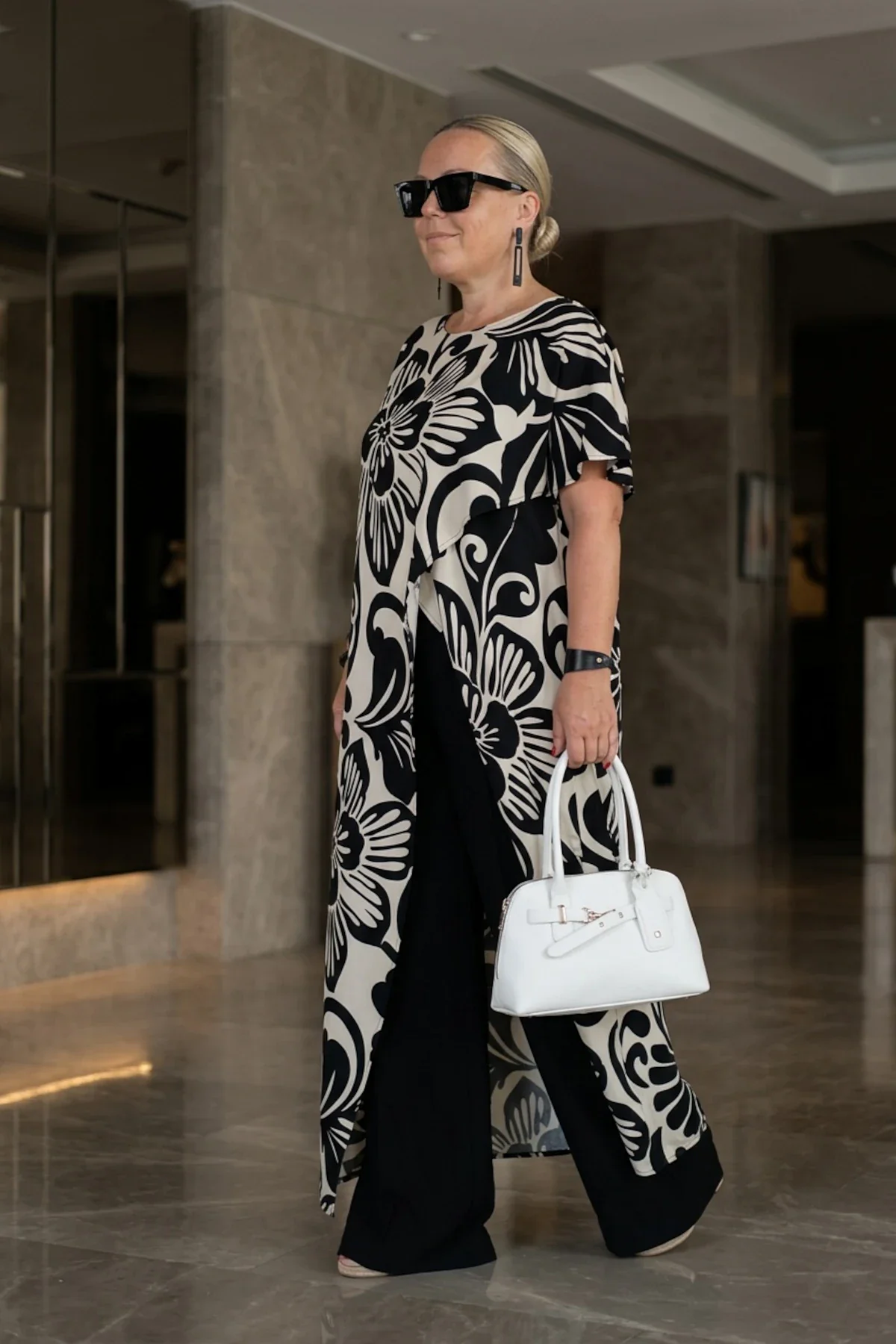 Plus-size tunika, duga, bela sa printom crnih cvetova.