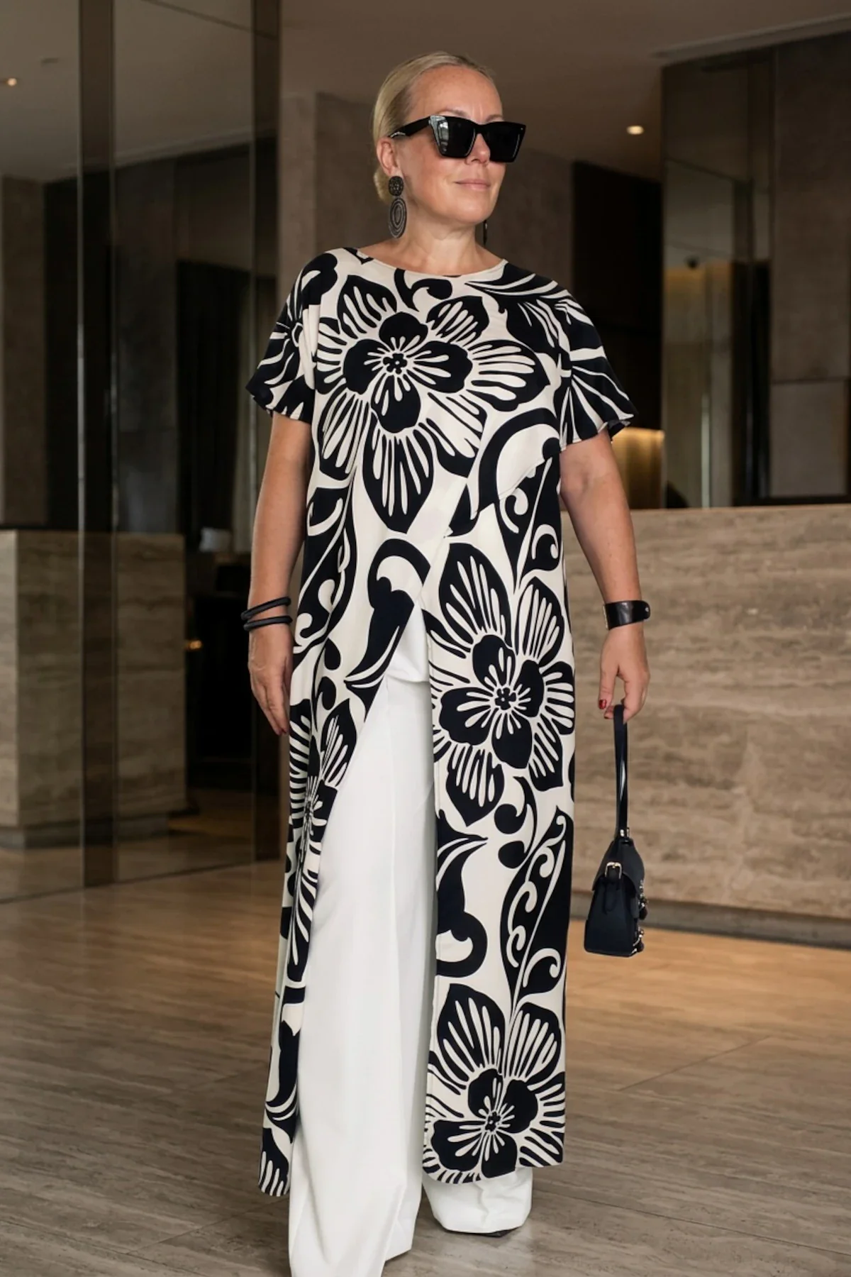 Plus-size tunika, duga, bela sa printom crnih cvetova.
